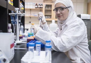 Naheda Sahtout working in her lab.