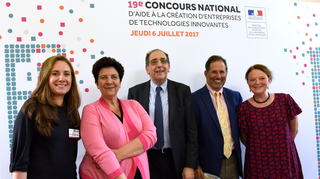 Photo of Florence Allouche Ghrenassia, CEO SparingVision, Frédérique Vidal, Ministery pf Higher Education, research and Innovation, Pr José Alain Sahel Director Institut de la Vision, David Brint, Président Foundation Fighting Blindness, Laure Reinhard, Director of partnerships and Innovation Bpifrance